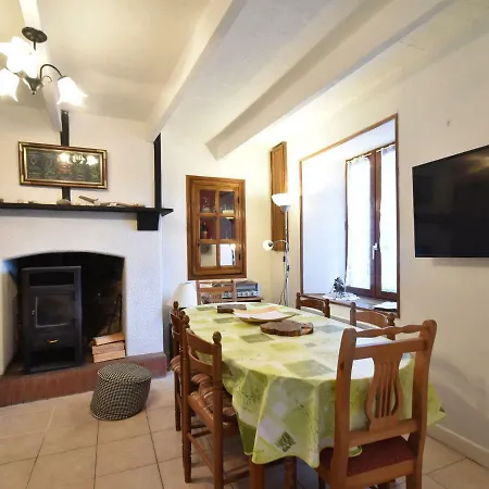 Cozy Holiday Near The Sea In